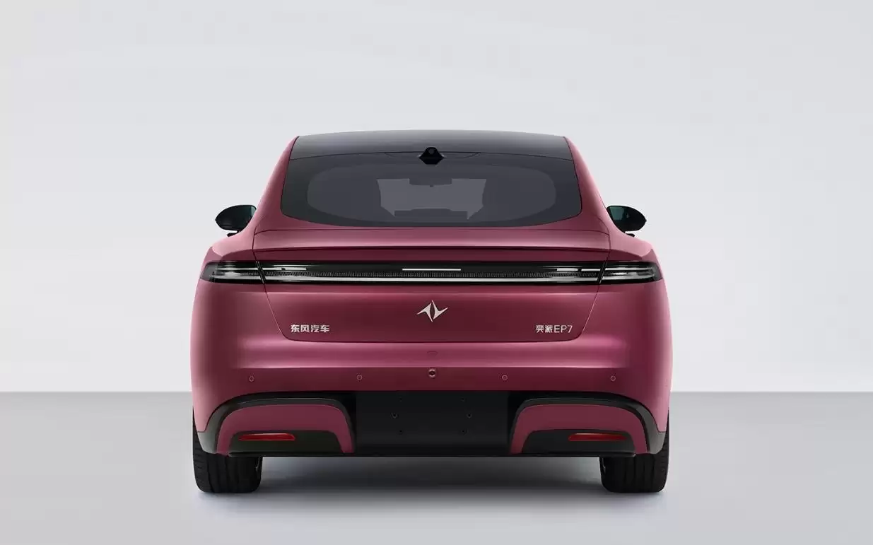 东风奕派EP7纯电轿车申报图公布，双电机175kW/230kW