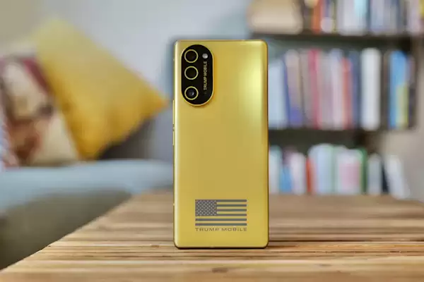 特朗普T1手机拆解后露馅了！换壳HTC U24 Pro 还贴上美国国旗