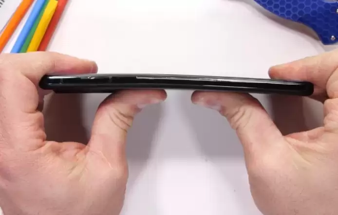 三星 Galaxy S21 Ultra 耐用性测试：屏幕有折痕？