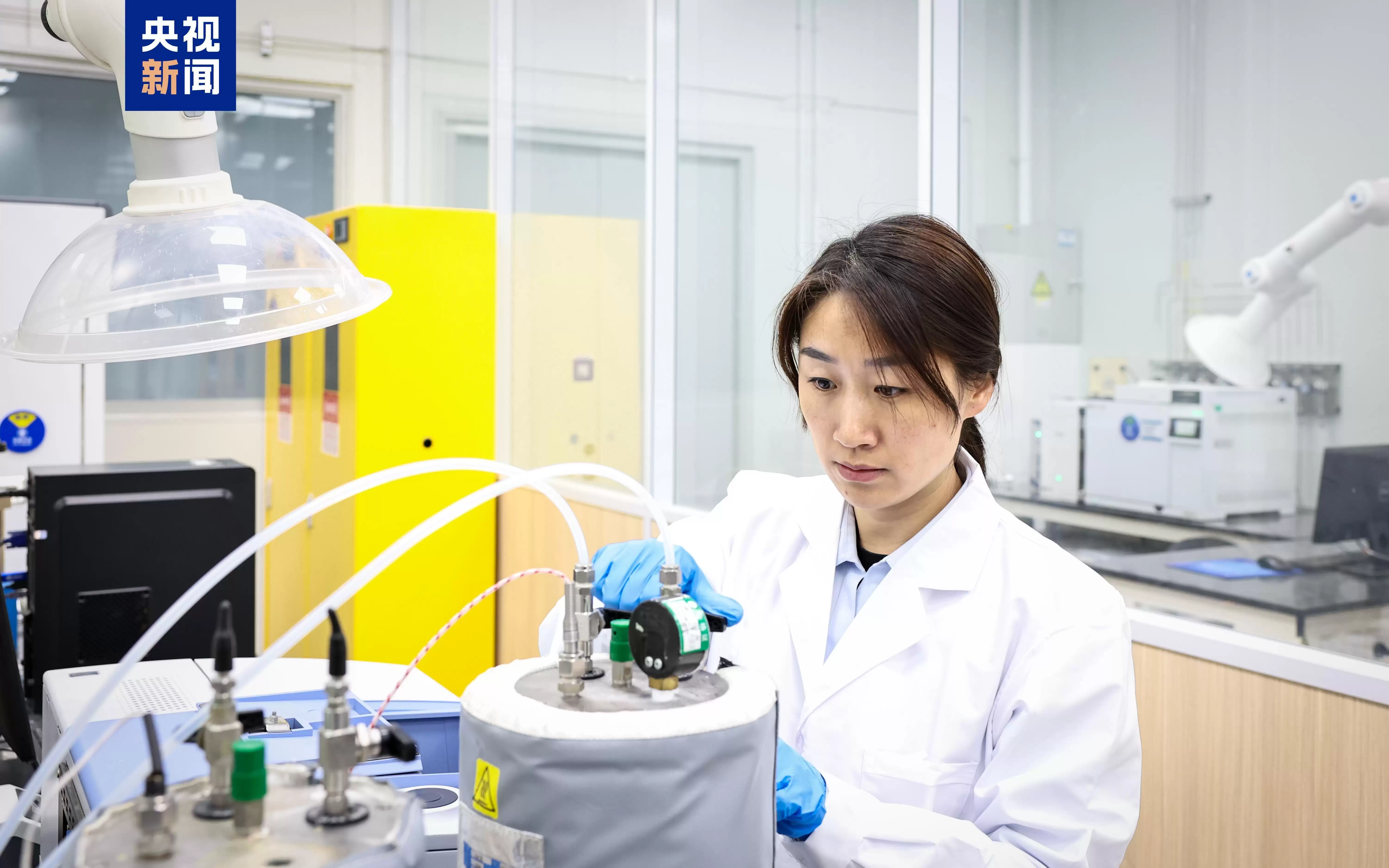 中国“纯硅”成功突破！我国攻克硅基量子芯片关键材料