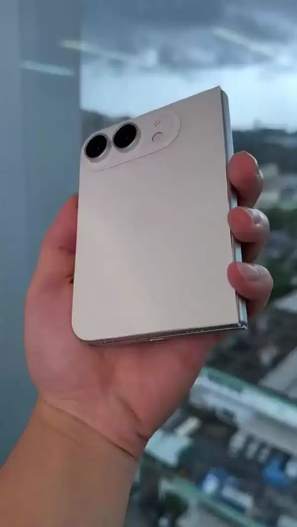 9月发布！苹果首款折叠手机iPhone Ultra白色版机模亮相：折痕明显