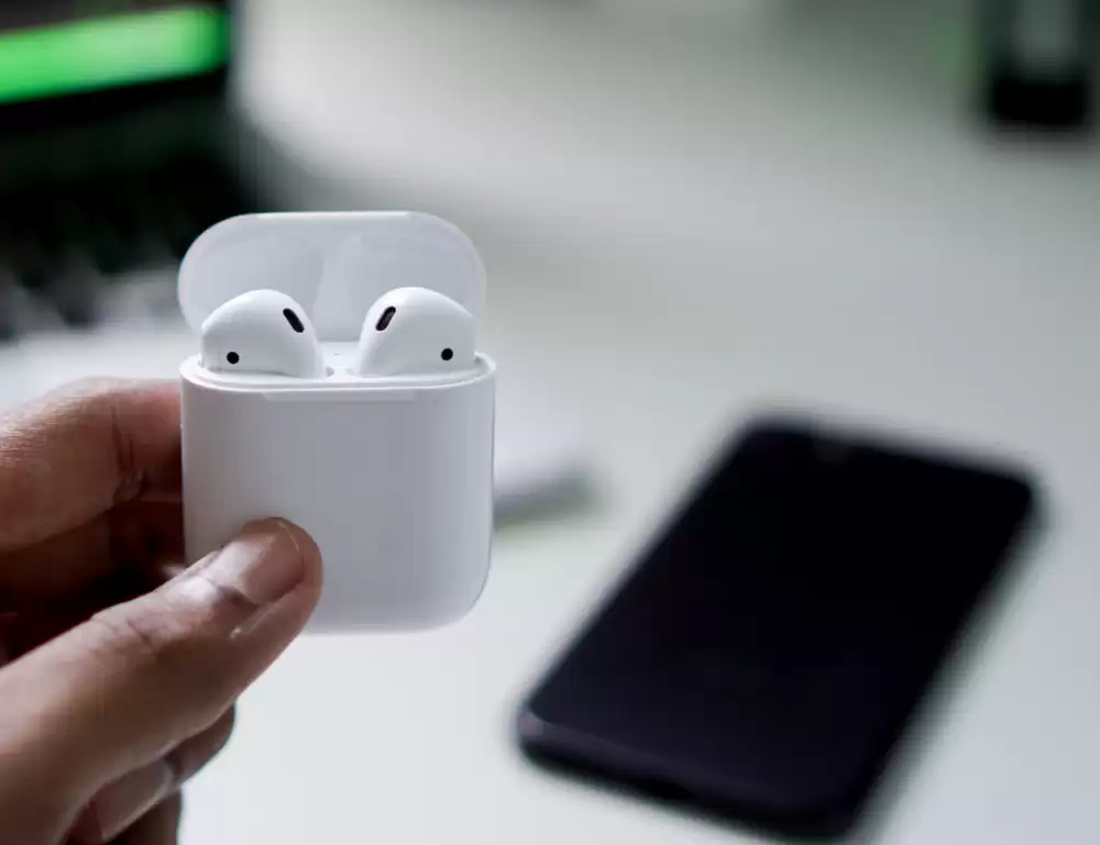 如何设置让 AirPods 在 iPhone 和其它苹果设备之间自动切换? 如何设置让 AirPods 在 iPhone 和其它苹果设备之间自动切换?