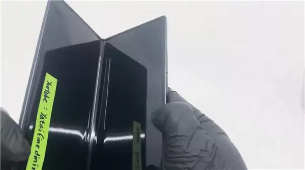三星最强折叠屏！Galaxy Z Fold8 Ultra真机上手：折痕几乎看不见