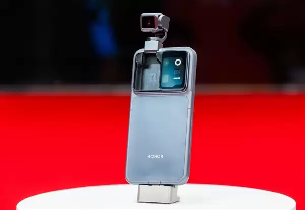 中国手机亮相世界杯决赛！西班牙队夺冠后拿荣耀Robot Phone庆祝