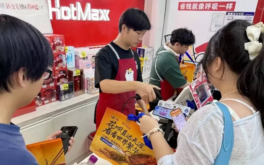限定歌词袋引起排队潮,花呗旅行权益助力重庆暑期文旅消费