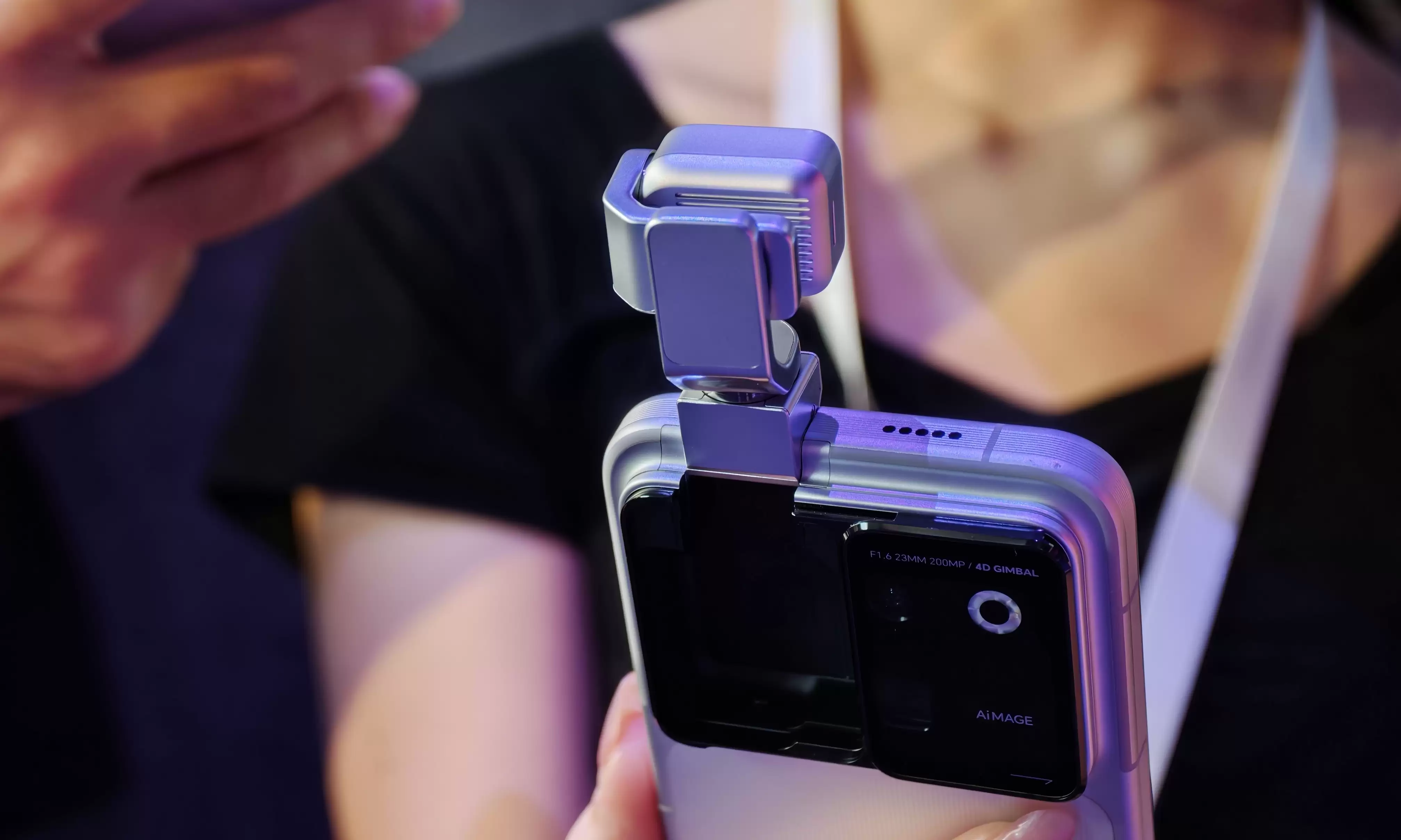 现场上手荣耀Robot Phone后，我看到了手机影像的第二条路