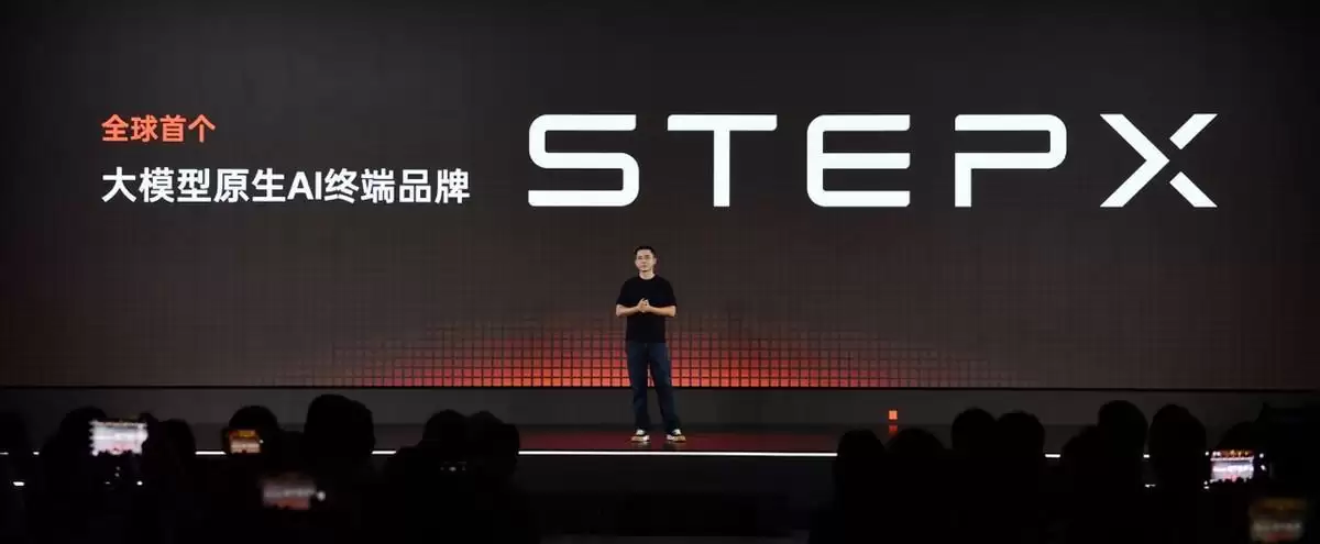 阶跃发布大模型原生AI终端品牌STEPX及Step AOS，全球首款大模型原生智能体手机同步亮相