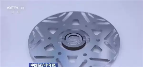 比A4纸还薄 能对折出钢铁版纸飞机！我国高端钢材突破 可用于手机、5G基站等