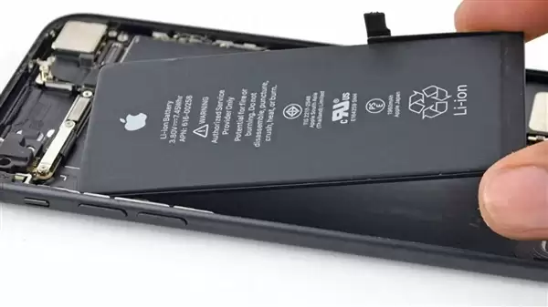 辟谣！欧盟2027年并未强制iPhone换可拆卸电池，苹果已符合豁免条款