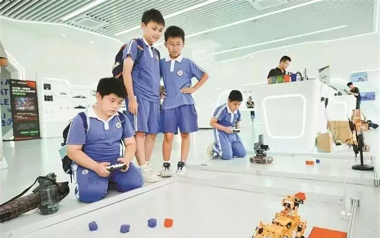 深圳加码青少年AI教育！龙华启动3万㎡AI产学研基地
