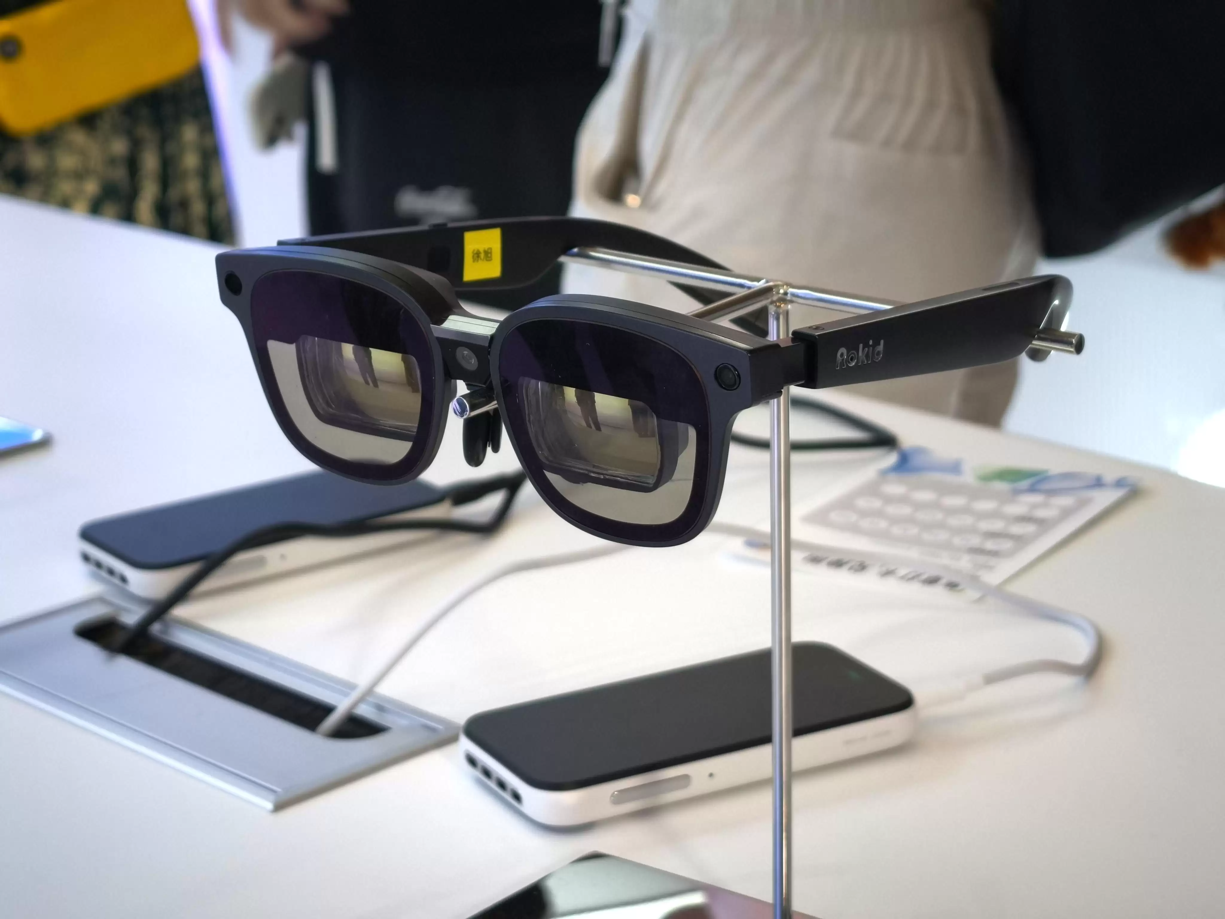 从纯观影到重回 6DoF，AI 将让 AR 眼镜重新伟大？
