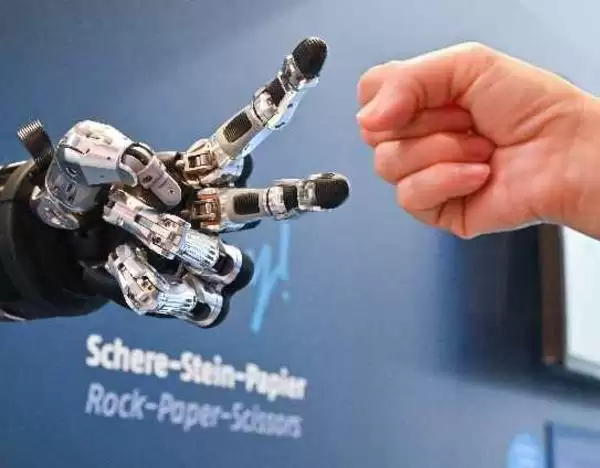 IDC：到2030年全球商用服务机器人出货量将达45.4万台 市场规模将至31.7亿美元