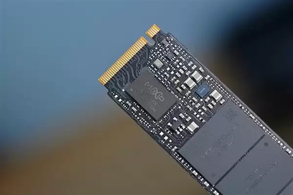 AI算力驱动存储芯片价格暴涨，SSD与内存零售价翻倍，行