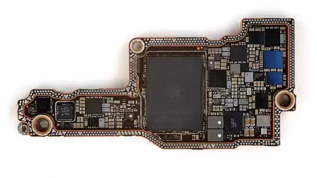 iPhone 18 Pro主板高清实物曝光：A20 Pro占用更大裸芯面积 高通5G基带