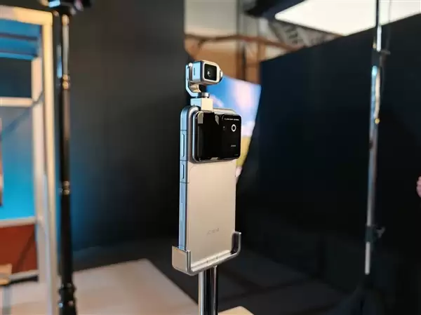 9999元起！沈腾喜提荣耀Robot Phone：行业首款机器人手机