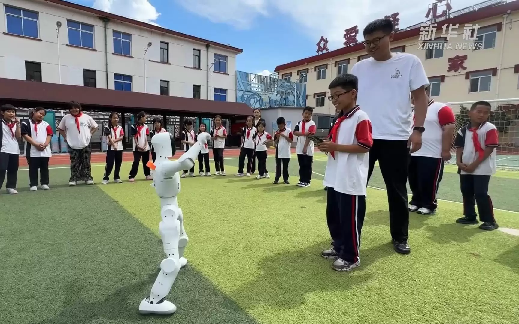AI“助教”进行时｜机器人点亮山区课堂