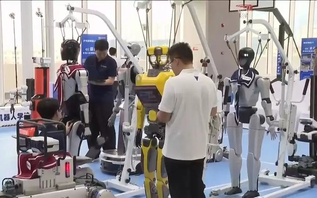 国内首个机器人学校开学，30台“学生”将接受系统化职业技能培训
