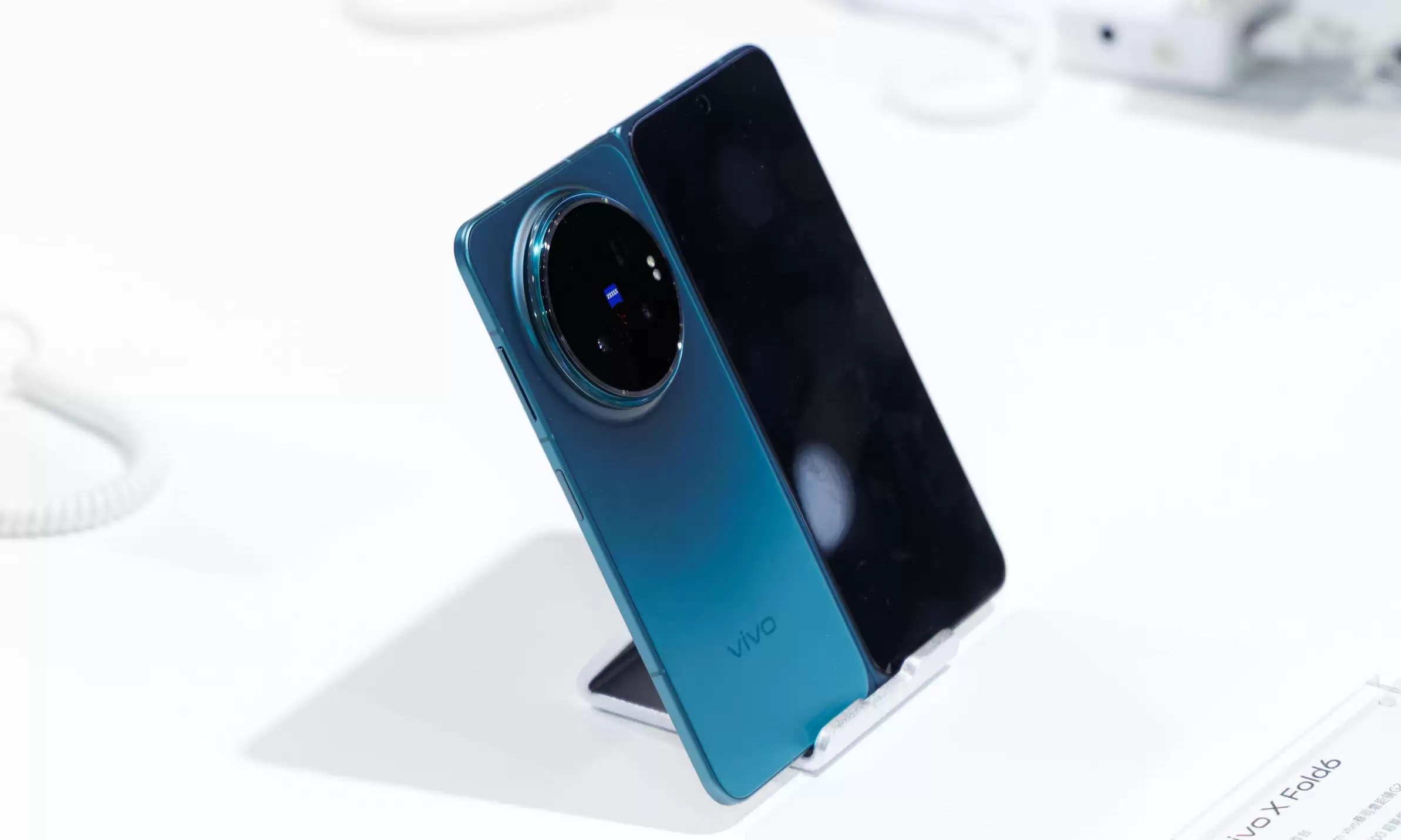 vivo XFold6现场上手体验：展开的不只屏幕，还有 AI 工作流