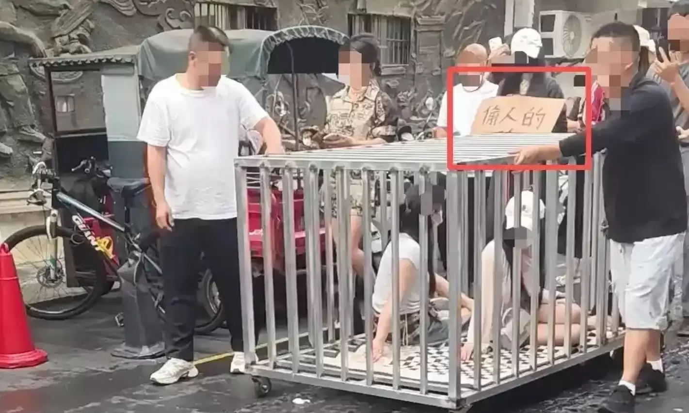 网红为流量无下限！女子被关铁笼牵狗游街全网炸锅，结局大快人心