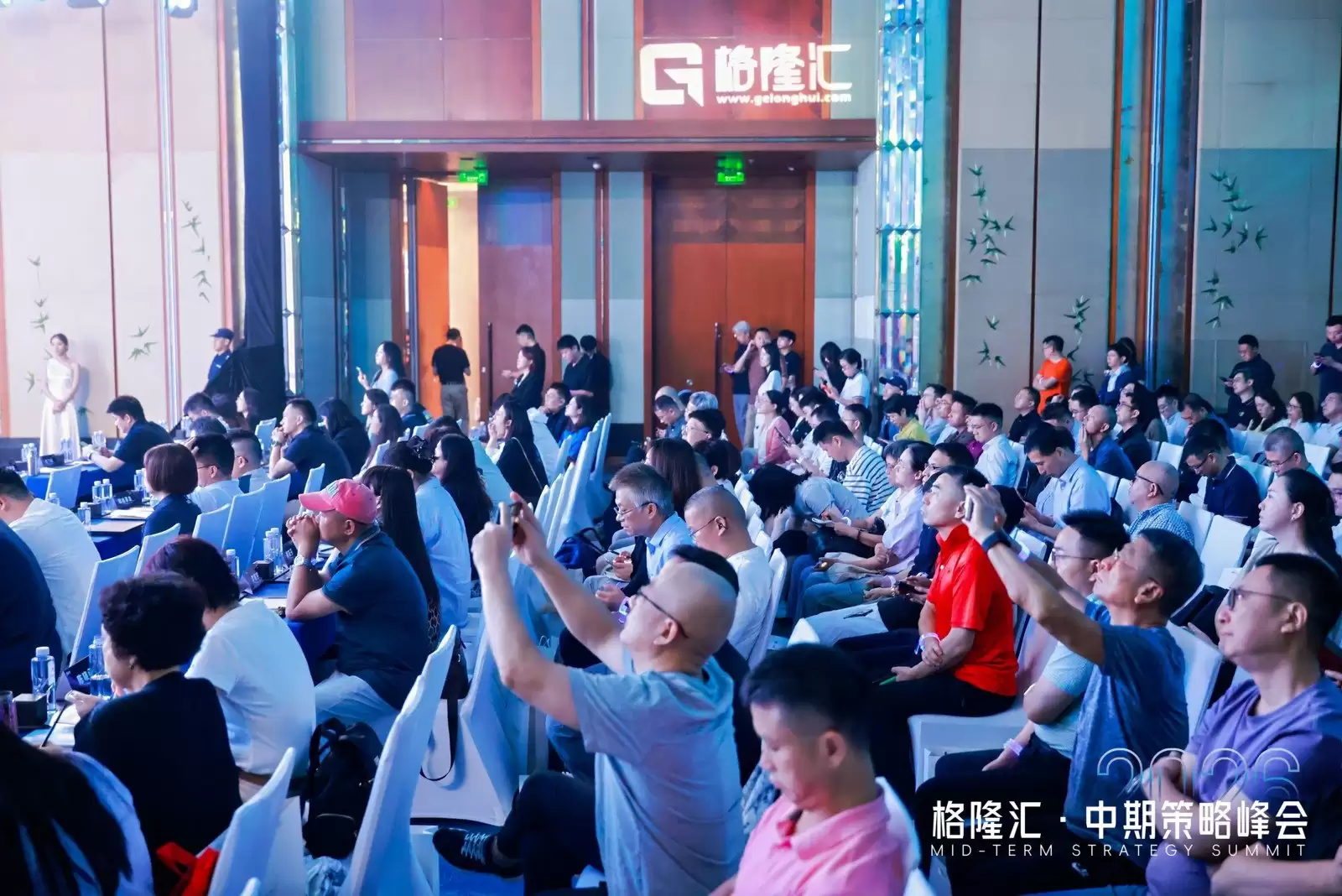 但斌寄语投资者：静下心守住格局，理性握住时代赋予的筹码