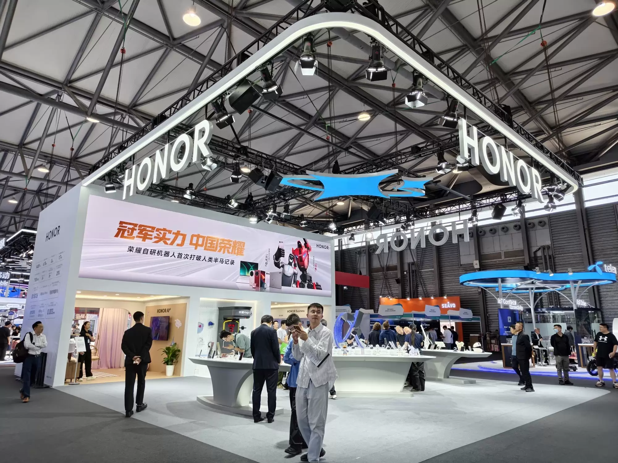 2026上海MWC 荣耀展台速报 品类丰富科技感十足