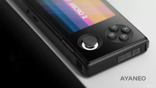 AYANEO Pocket MICRO 2 迷你复古横版掌机外观首曝：黑白双配色、3.5 英寸屏幕