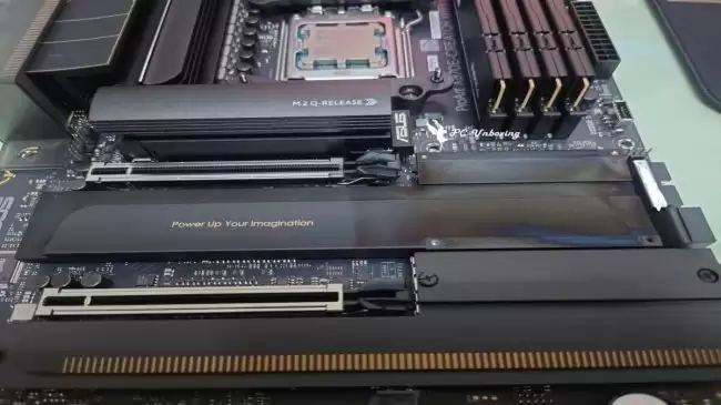 华硕 ROG Astral RTX 5090 显卡半年使用后主板散热片变色
