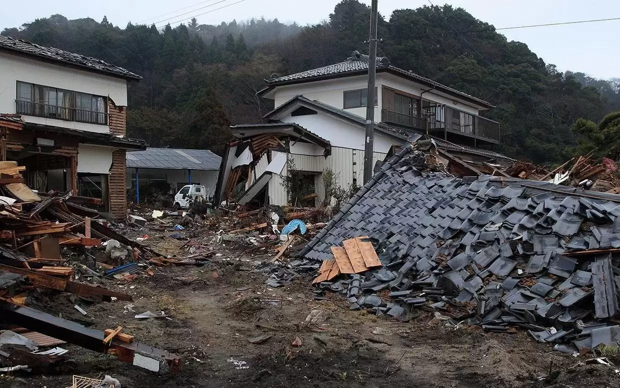 “回旋震”把日本向东推动6毫米，全球首次证实：从地核反弹的地震波触发地表板块滑动