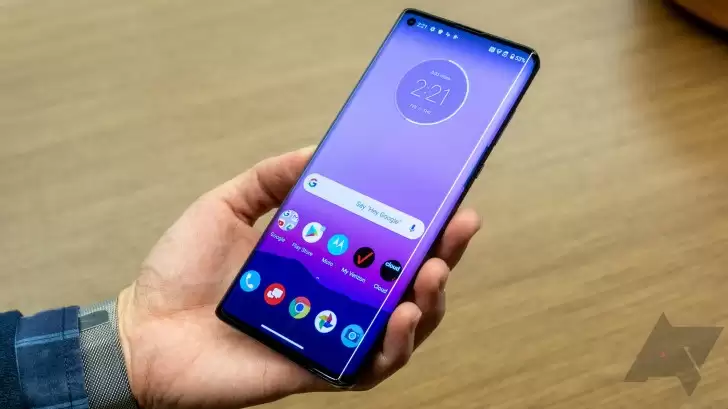 摩托罗拉向 Moto Edge + 推送 Android 11 更新