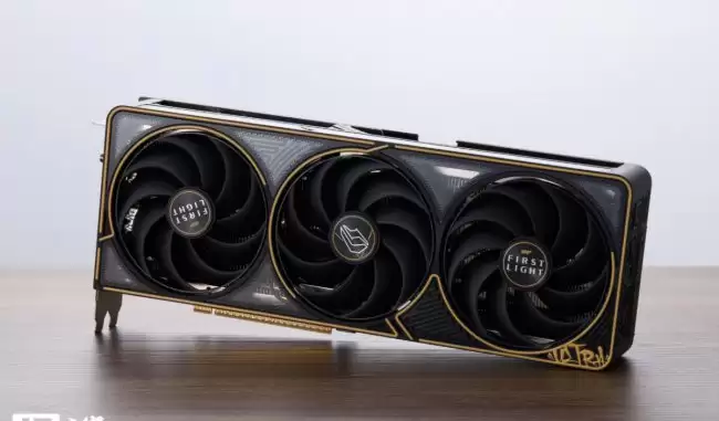 iGame Ultra × 《007初露锋芒》联名显卡图赏黑金风格 特工款