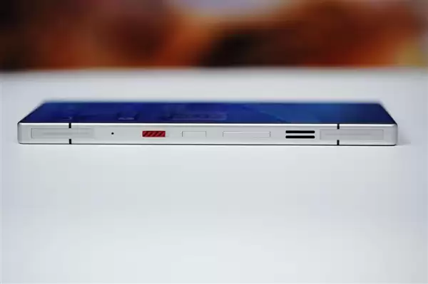 水冷透明机身+真全面屏!红魔 11S Pro+图赏