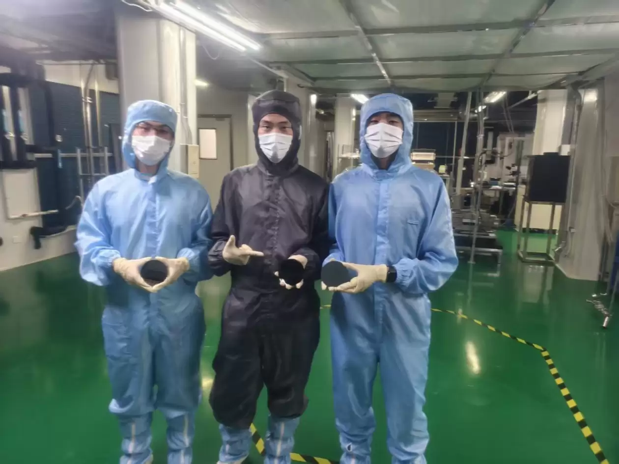 南邮光擎智算团队在实验室进行科研攻关与设备调试的场景
